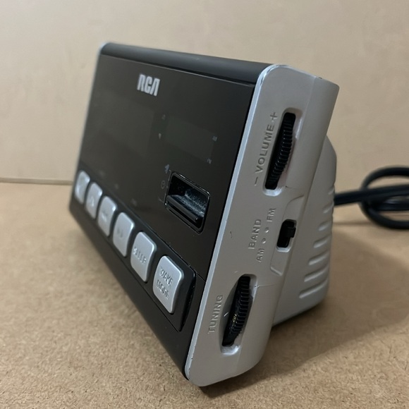 RCA Radio Alarm Clock - Picture 4 of 5